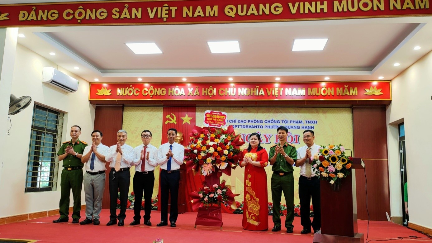 Đại diện lãnh đạo Thành ủy – HĐND-UBND - UBMTTQ thành phố Cẩm Phả tặng hoa chúc mừng phường Quang Hanh nhân dịp Ngày hội toàn dân bảo vệ an ninh Tổ quốc năm 2023