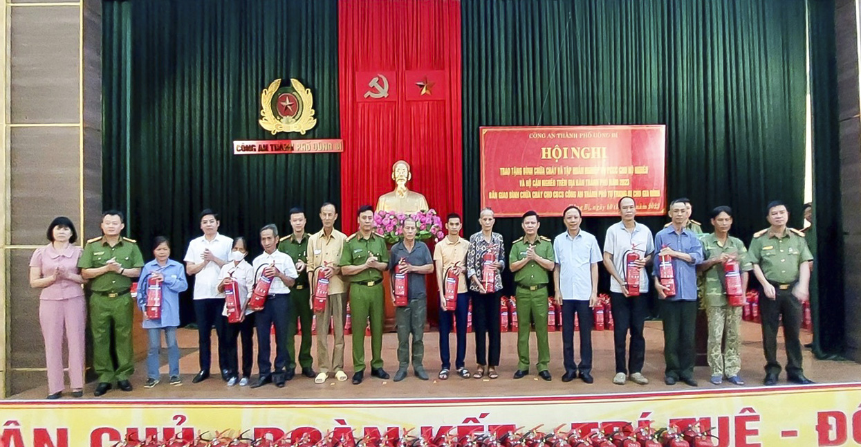 Công an thành phố đã trao tặng 224 bình chữa cháy loại MFZL4 -ABC đảm bảo các yêu cầu kỹ thuật theo tiêu chuẩn hiện hành đến 224 hộ gia đình khó khăn, yếu thế của thành phố.