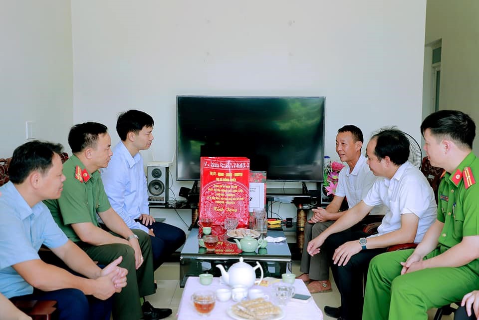 Bí thư Thị ủy Nguyễn Văn Công thăm hỏi và tặng quà gia đình ông Trần Văn Tuấn - Trưởng Ban bảo dân phố phường Hồng Phong