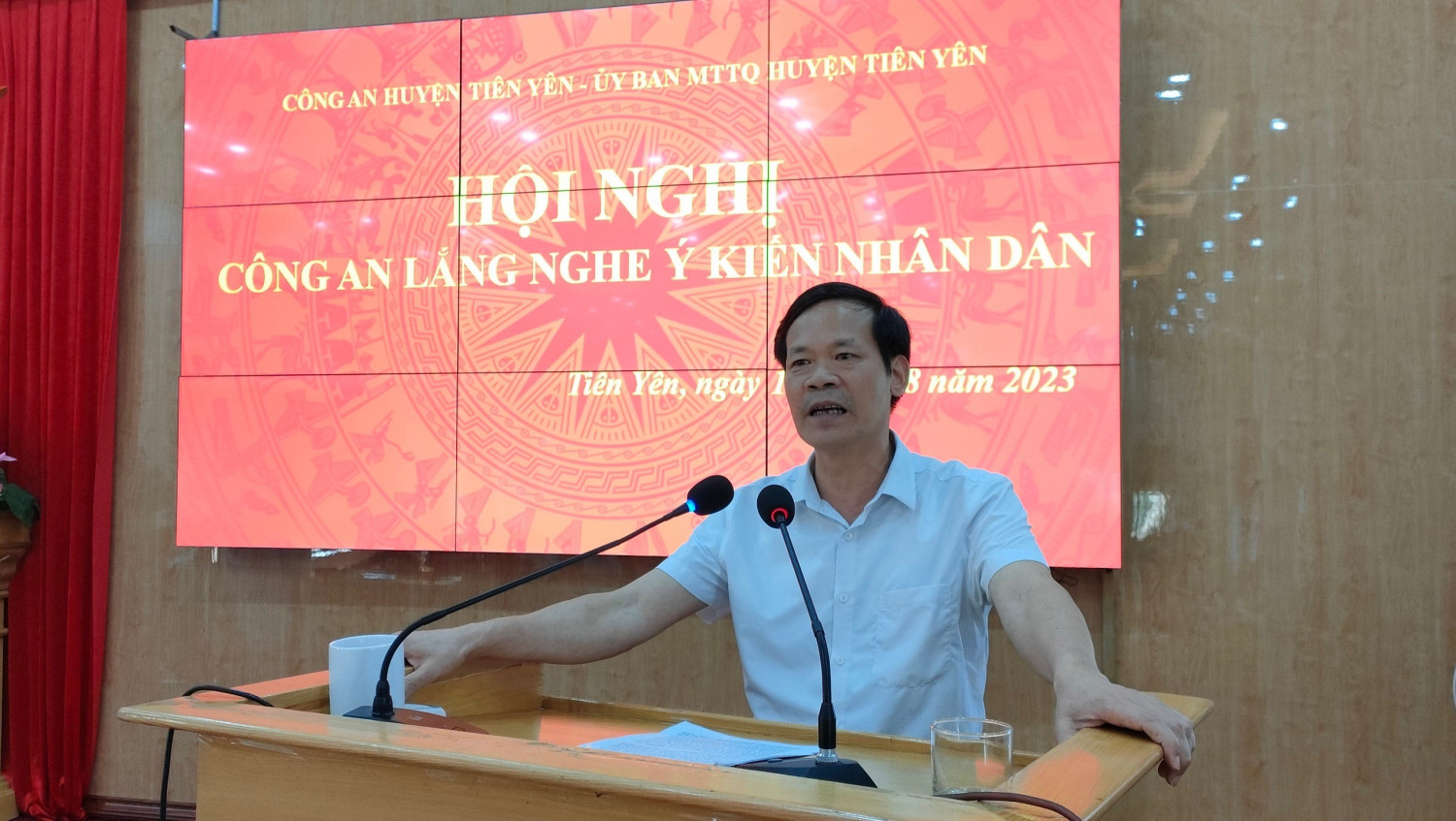 dong chi hoang van sinh chu tich ubnd huyen phat bieu chi dao tai hoi nghi