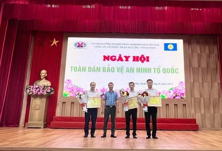 ha lam khen thuong