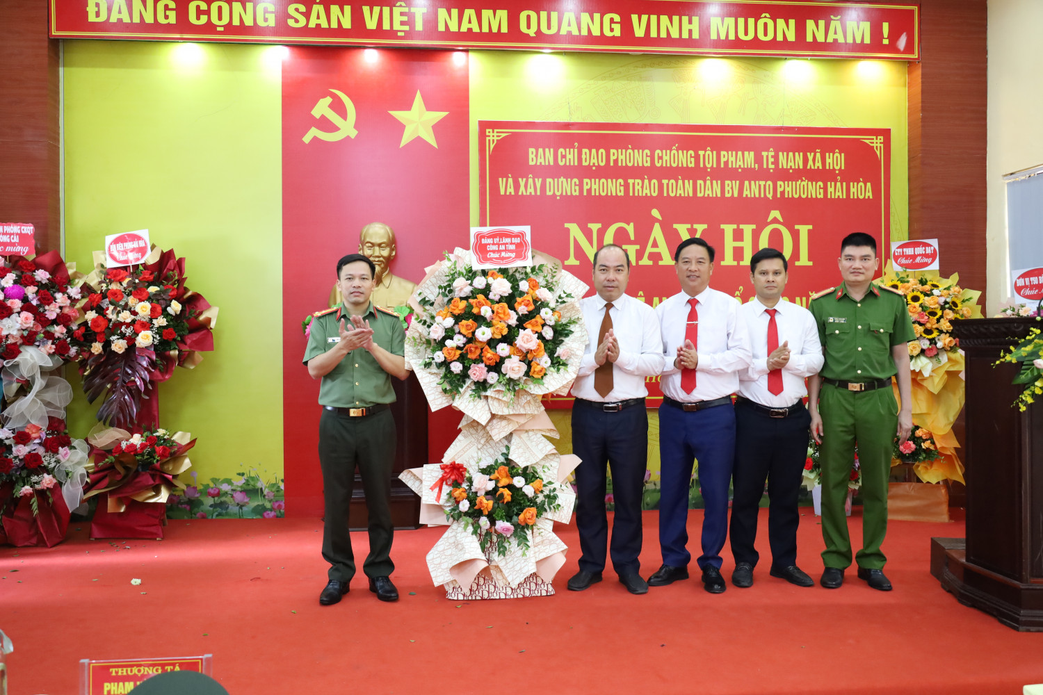 Lãnh đạo Công an tỉnh tặng hoa chúc mừng Ngày hội toàn dân bảo vệ an ninh Tổ quốc tại phường Hải Hòa, TP Móng Cái