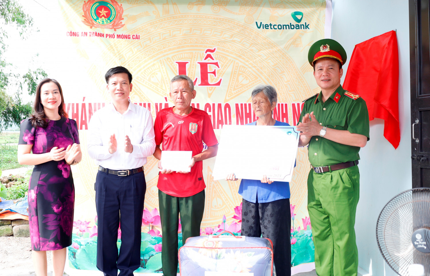 Lãnh đạo Công an thành phố Móng Cái và lãnh đạo Ngân hàng TMCP Vietcombank Chi nhánh Móng Cái tặng quà cho gia đình bà SInh