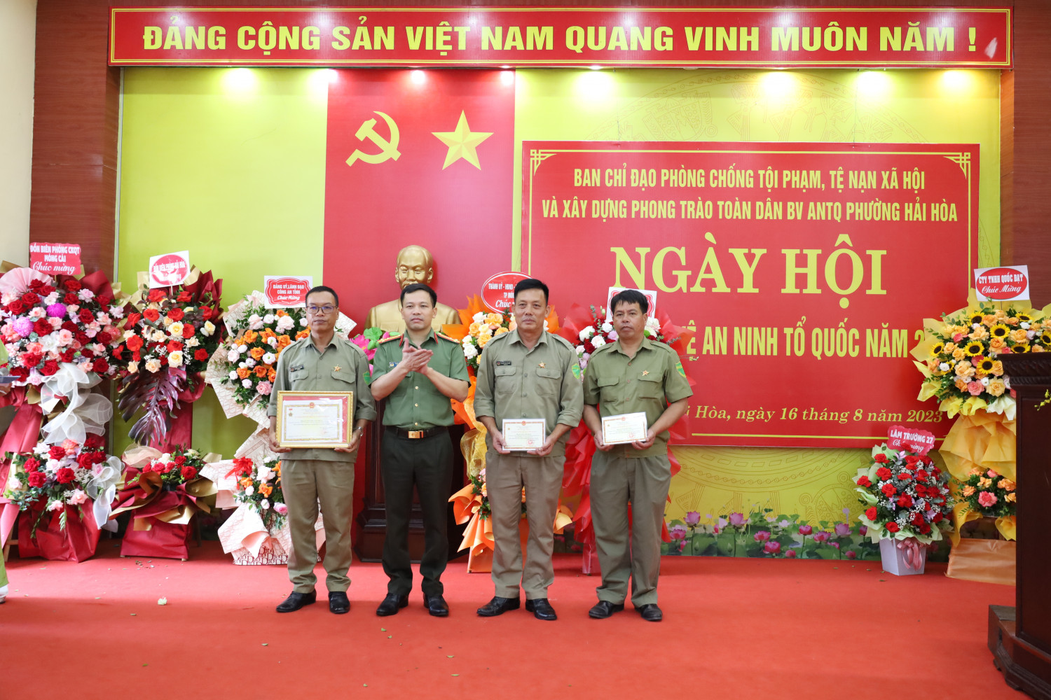 thuong ta pham van dung trao tang ky niem chuong bao ve an ninh to quoc 03 ca nhan thuoc phuong hai hoa