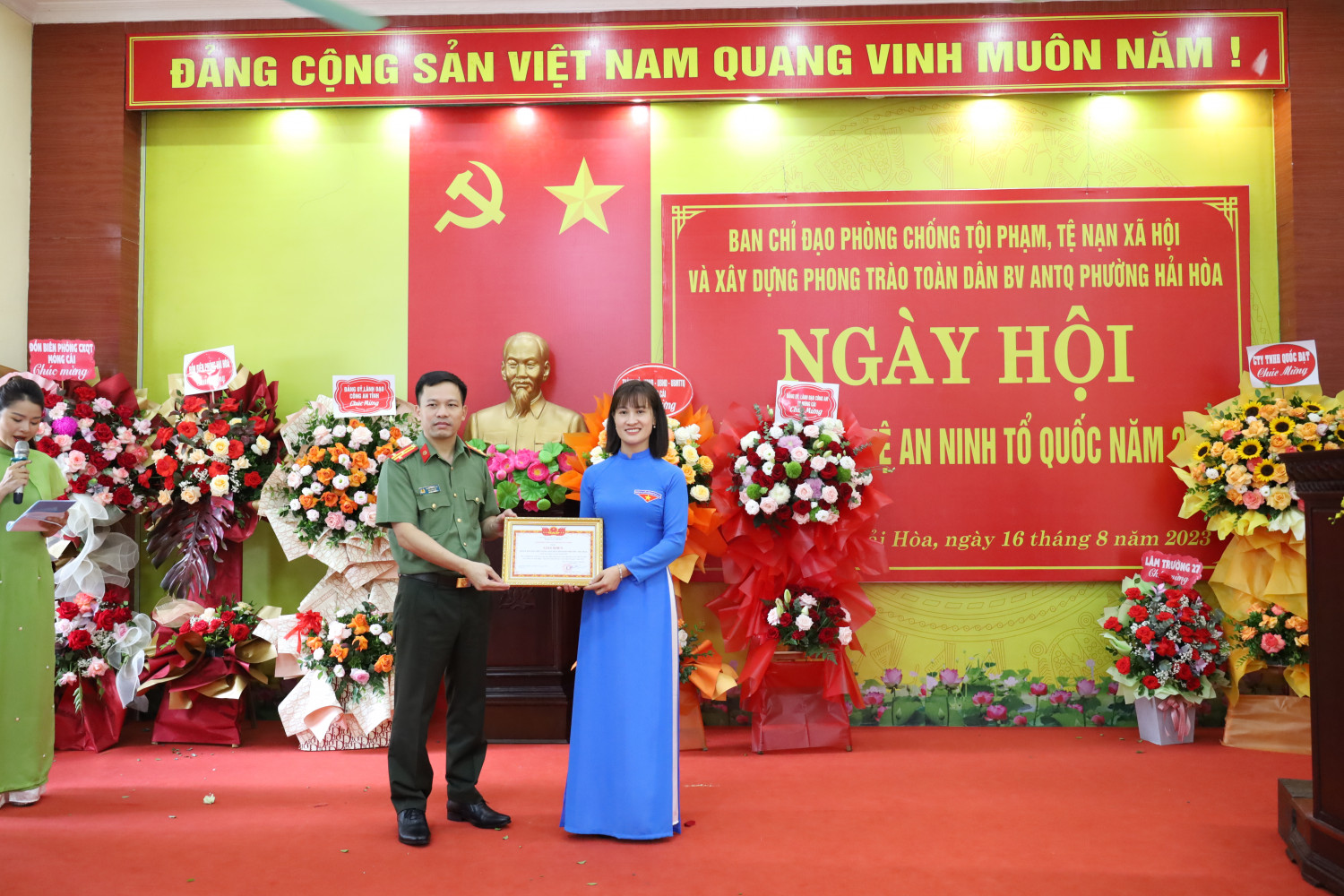 trao tang giay khen cua giam doc cong an tinh cho tap the co thanh tich xuat sac trong thuc hien phong trao toan dan bao ve an ninh to quoc