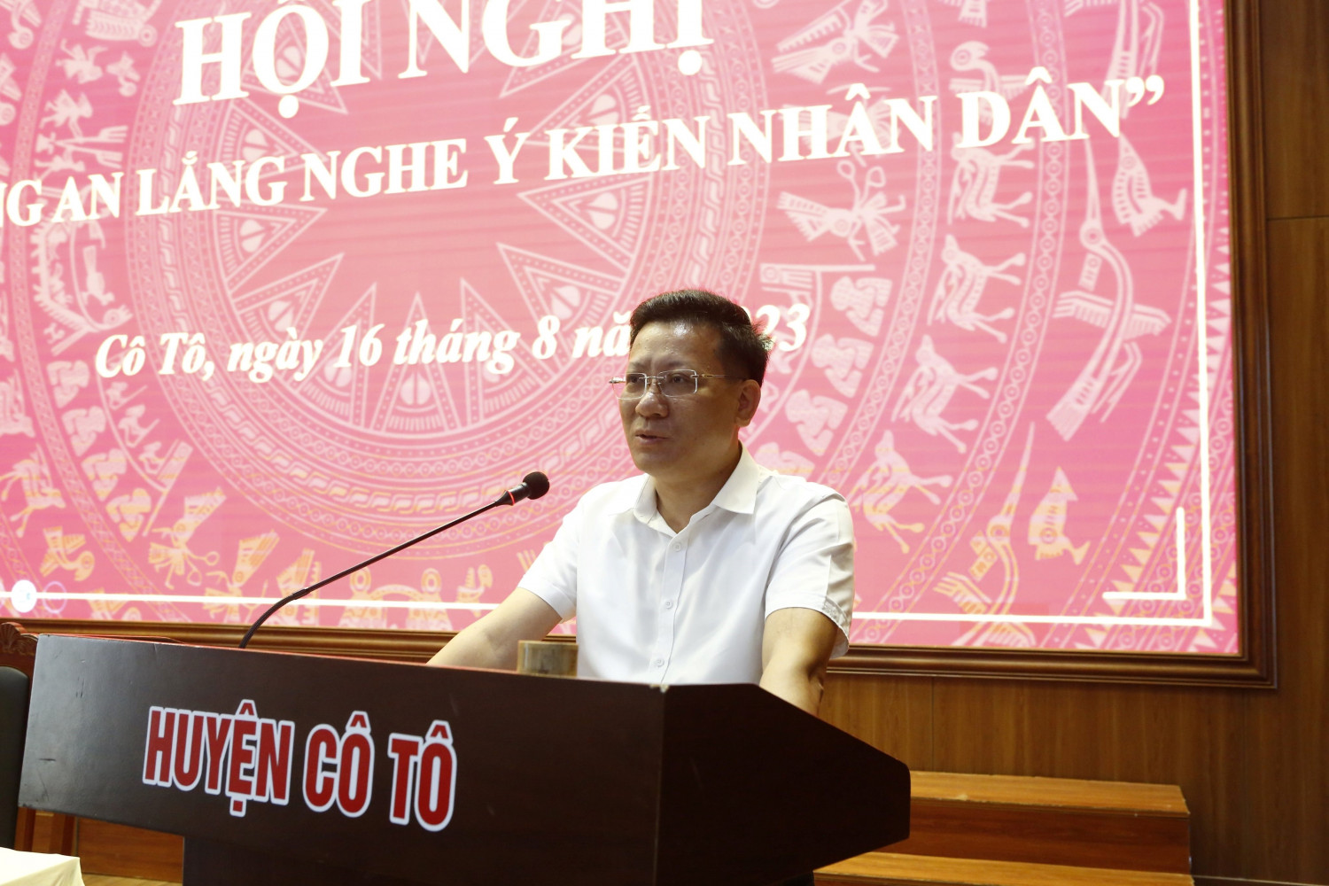 dc nguyen viet dung bi thu huyen uy chu tich ubnd huyen phat bieu