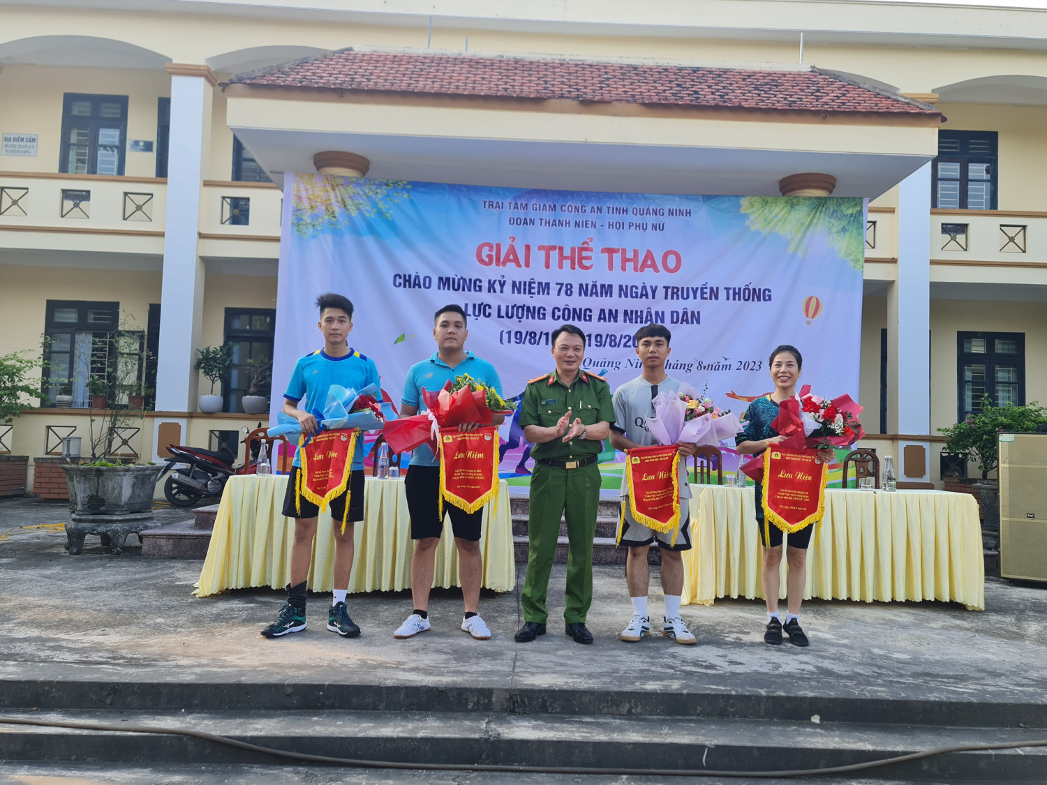 Ban tổ chức trao giải cho các đội đạt giải