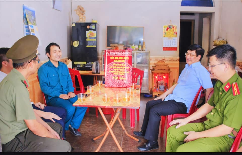 Đồng chí Phó Chủ tịch UBND thị xã thăm, tặng quà ông Đặng Đức Tuyền, trưởng Ban Bảo vệ dân phố
