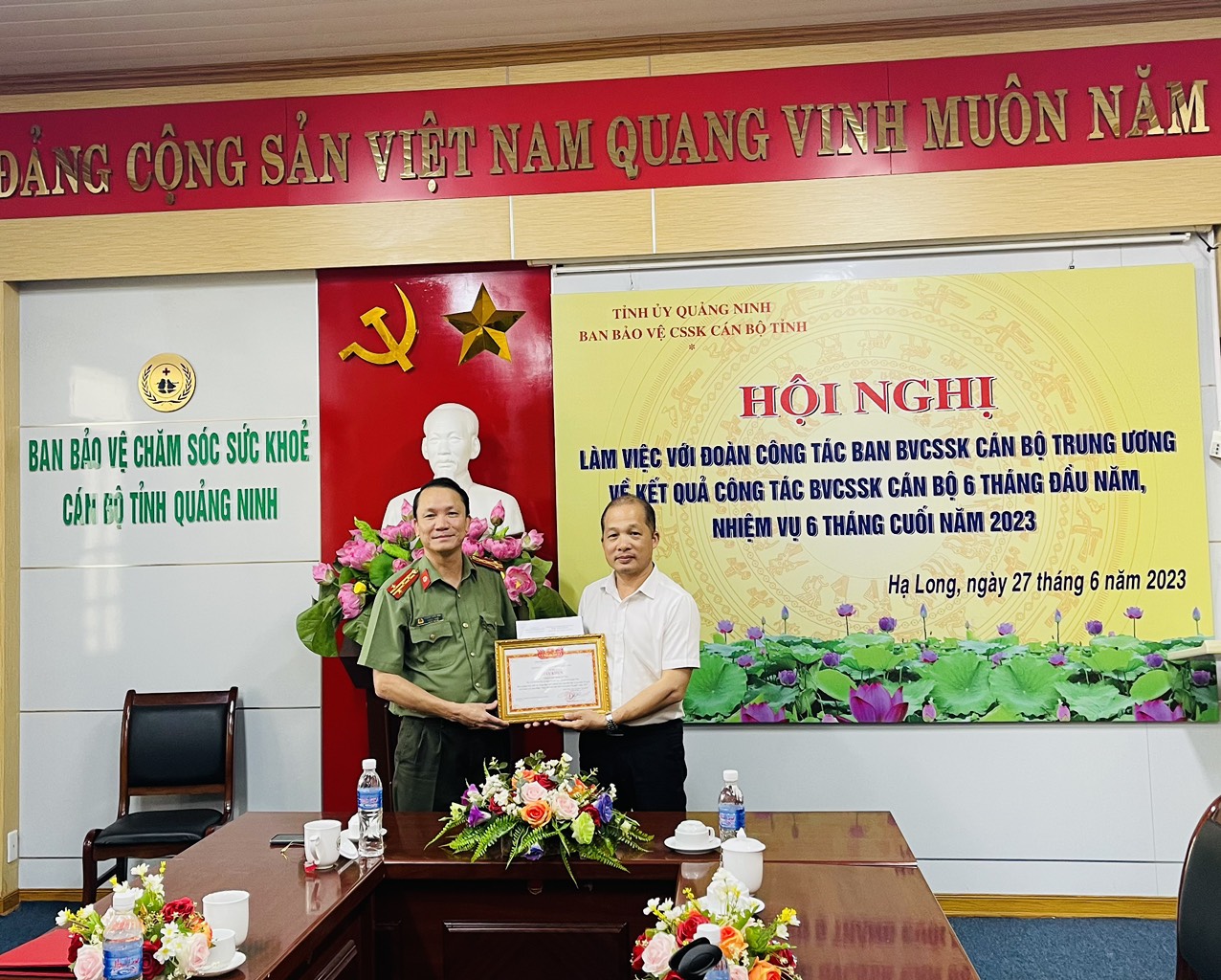 trao tang giay khen cua giam doc cat cho tap the ca nhan co thanh tich xuat sac trong thuc hien phong trao toan dan bao ve antq