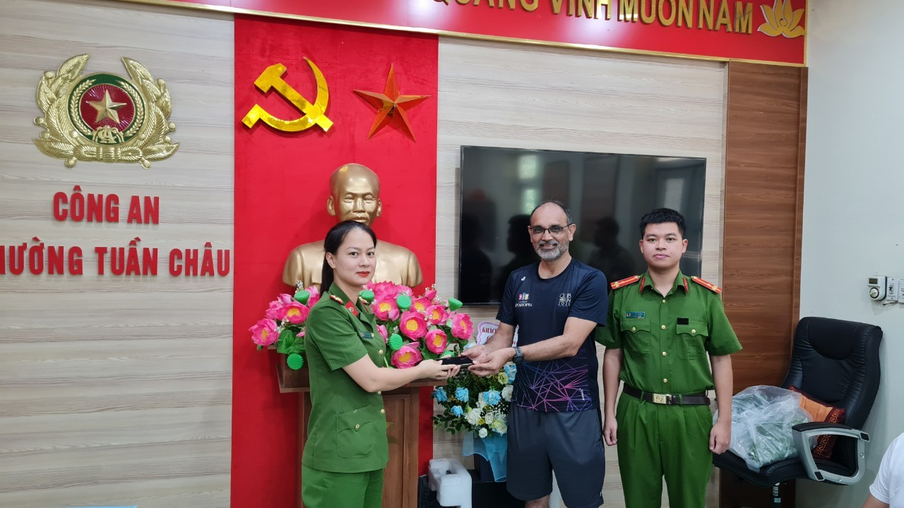 Công an phường trao lại tài sản cho du khách