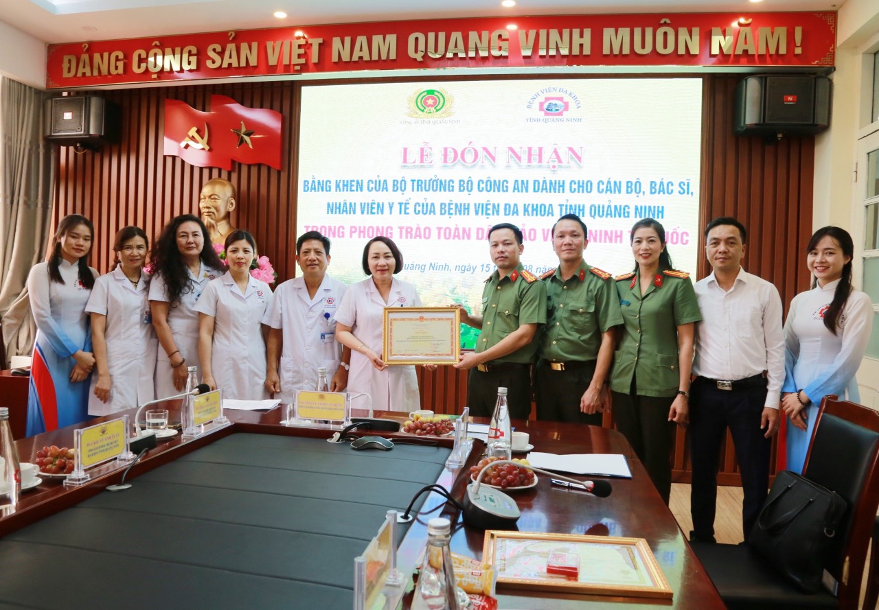 Thừa ủy quyền Bộ trưởng Bộ Công an, Thượng tá Thượng tá Phạm Văn Dũng, Phó Giám đốc Công an tỉnh trao Bằng khen cho cán bộ, bác sĩ, nhân viên y tế Bệnh viện Đa khoa tỉnh Quảng Ninh về thành tích trong thực hiện phòng trào TDBVANTQ năm 2022