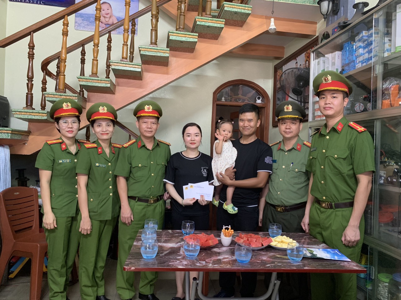 Lãnh đạo Công an thành phố Uông Bí thăm hỏi, trao tiền hỗ trợ cho gia đình Thượng úy Bùi Tuấn Hưng
