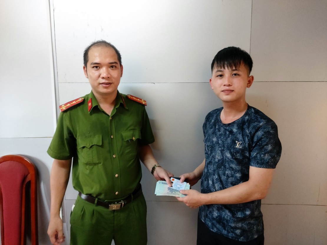 Đại úy Nguyễn Mạnh Thắng trao trả lại tài sản bị mất cho anh Nguyễn Minh Tâm