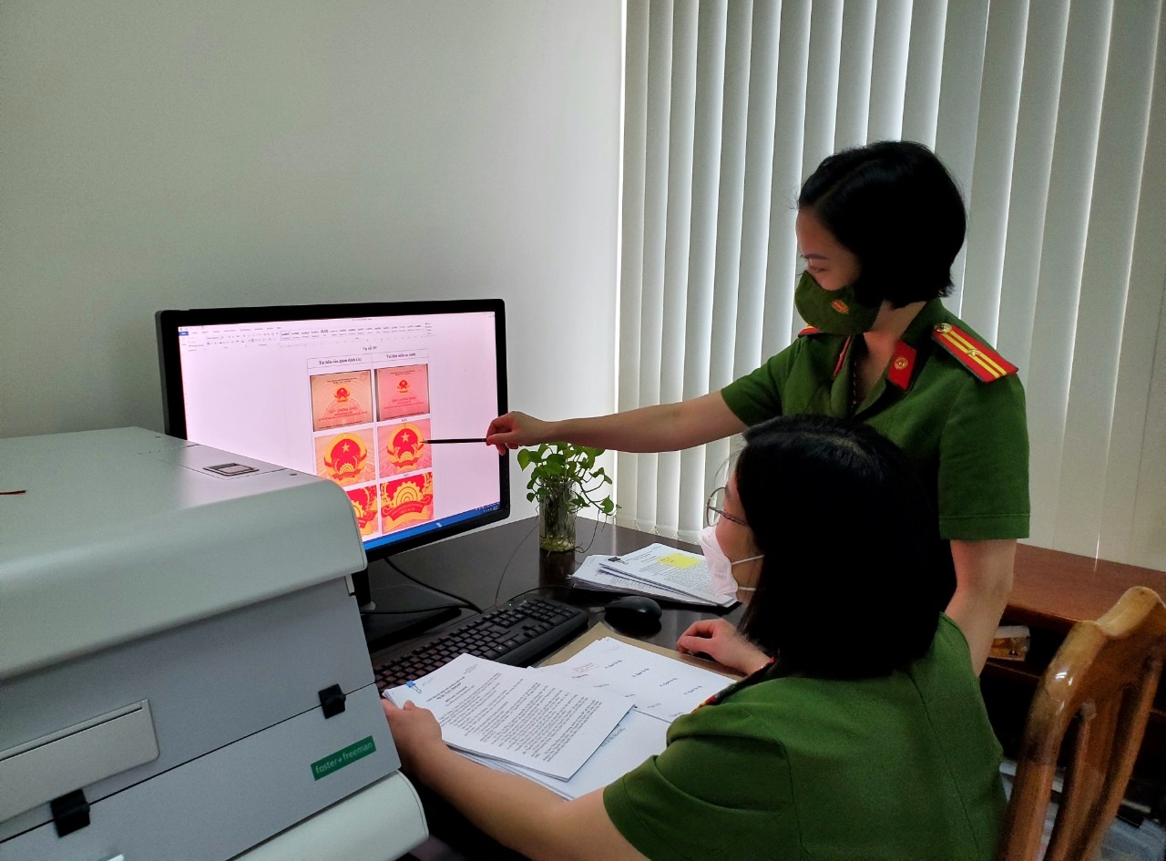 Gám định tài liệu tại Phòng Kỹ thuật hình sự.