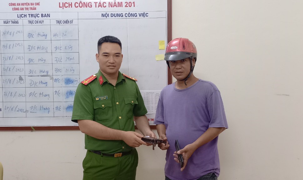 anh doan duc tu mang tai san nhat duoc den trinh bao cong an thi tran
