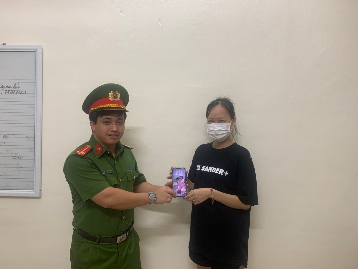 Chị Lưu Thị Lan vui mừng nhận lại điện thoại của mình