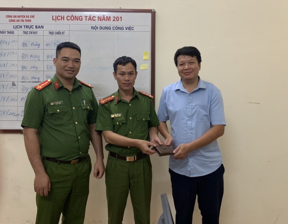 Công an thị trấn Ba Chẽ bàn giao tài sản cho người đánh mất
