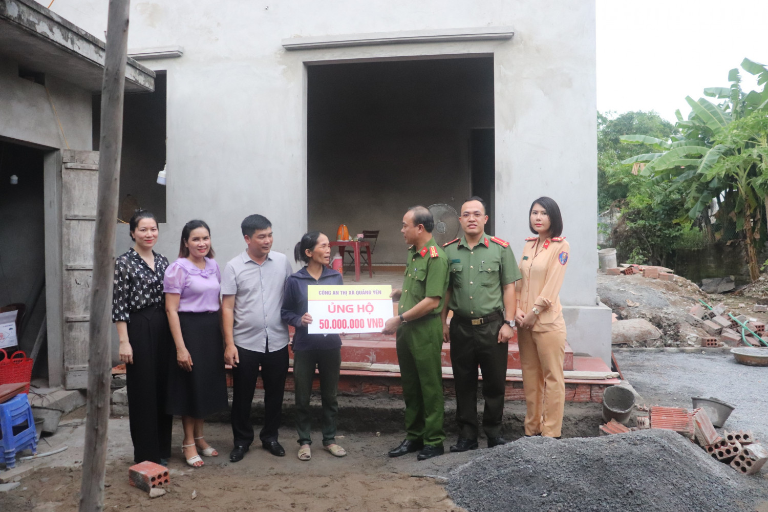 Thượng tá Vũ Xuân Lịch, Trưởng Công an thị xã trao số tiền 50 triệu đồng cho gia đình chị Đỗ Thị Yến