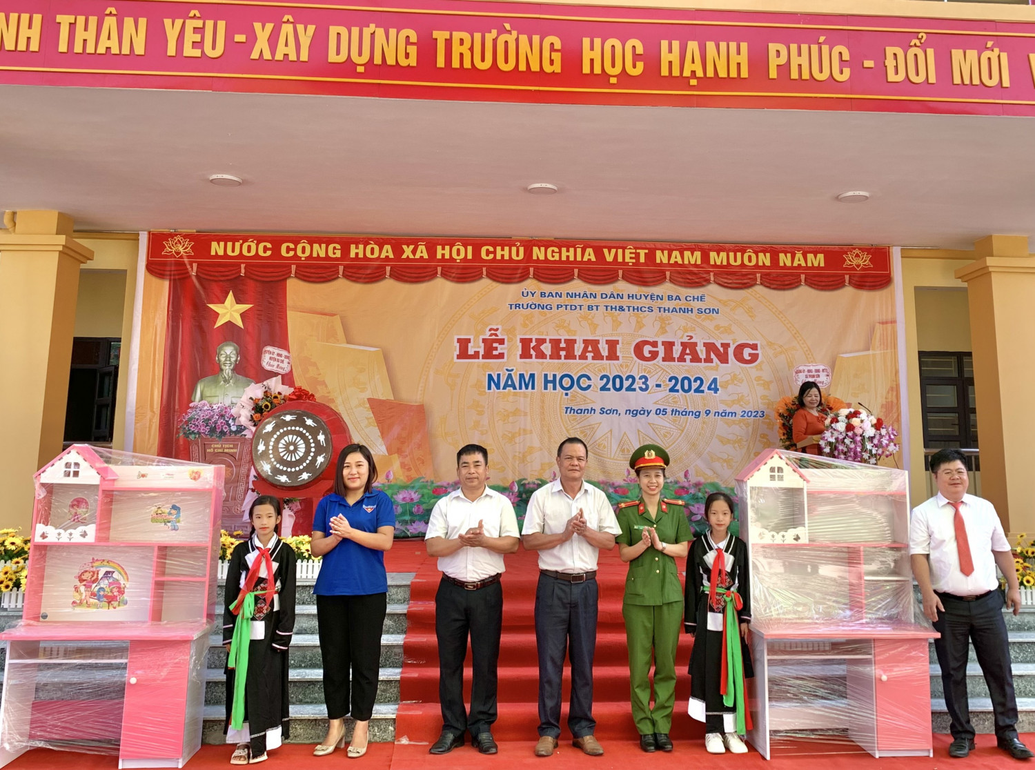 chi doan cong an huyen trao goc hoc tap cho 02 em hoc sinh co hoan canh kho khan tai xa thanh son