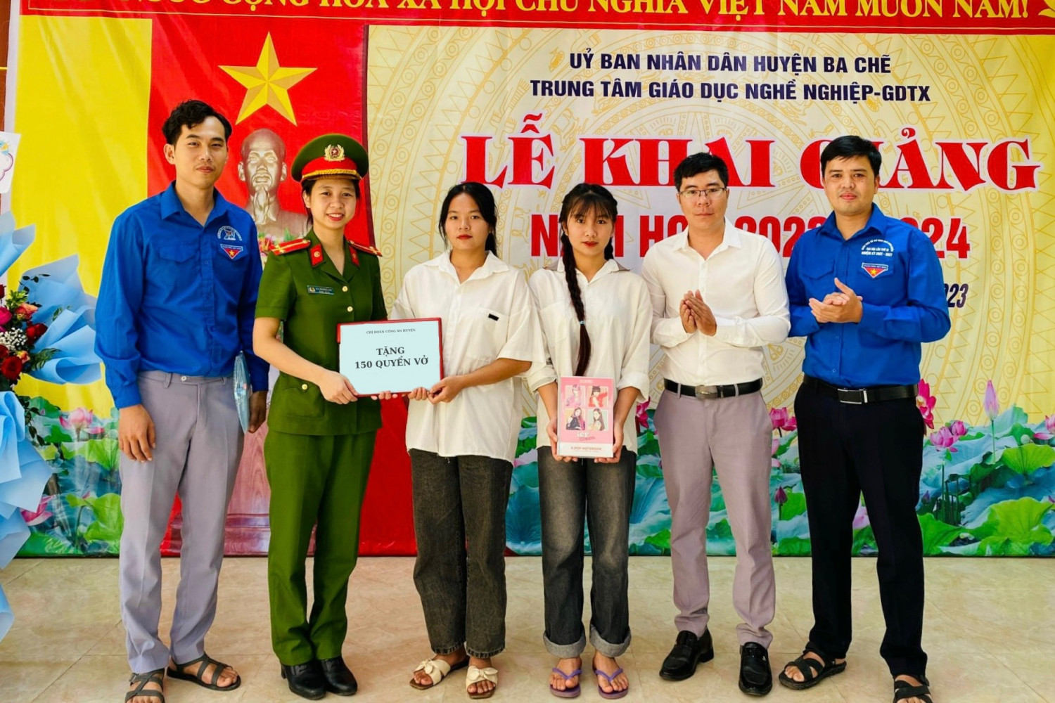 chi doan cong an huyen trao tang 150 quyen vo cho cac em hoc sinh trung tam gdnn gdtx huyen1