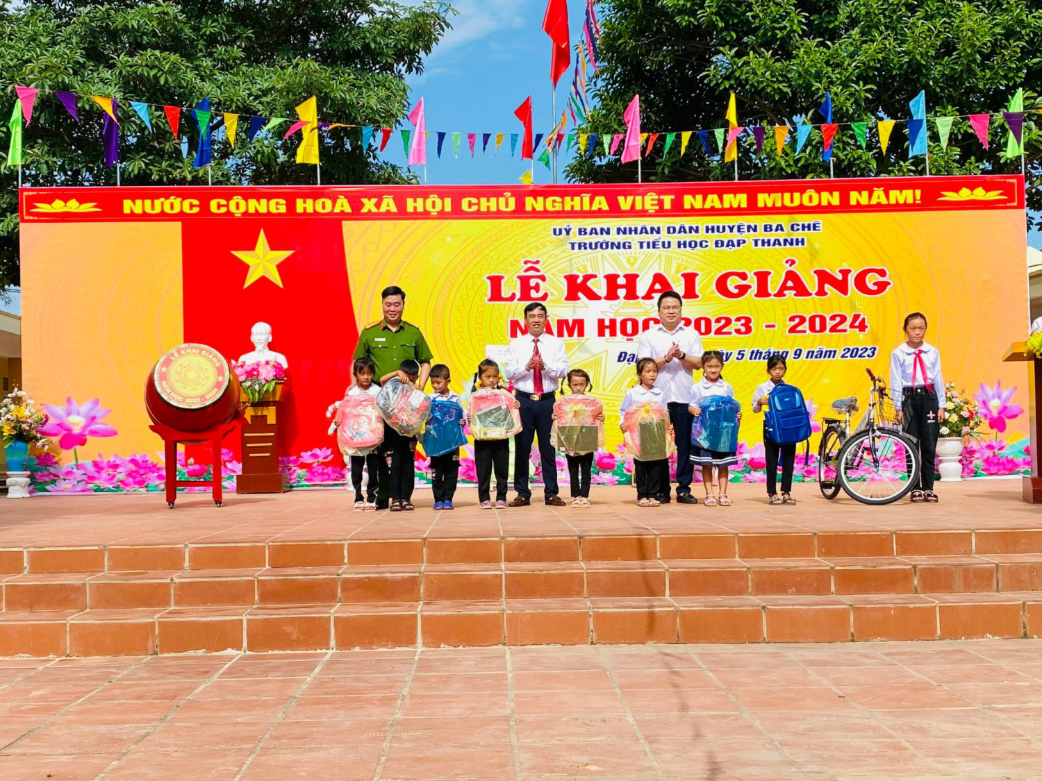 Lãnh đạo Công an huyện Ba Chẽ tặng quà cho học sinh có hoàn cảnh khó khăn