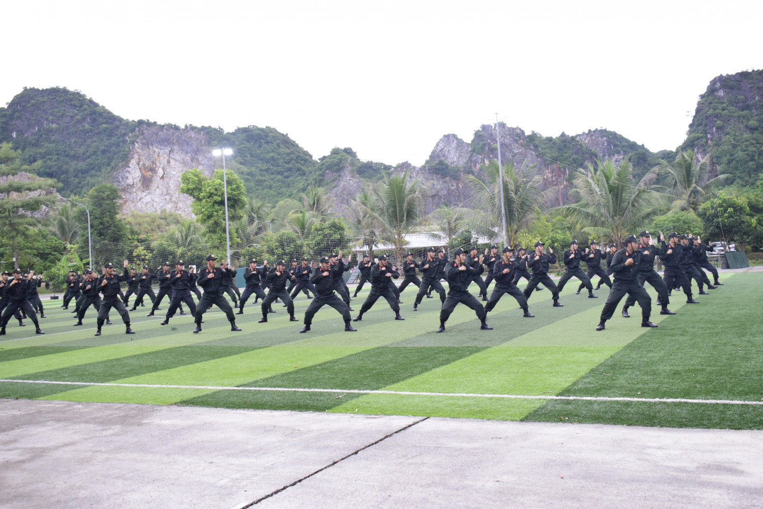 luc luong canh sat co dong du bi chien dau thuc hien cac dong tac trong bai mai hoa quyen