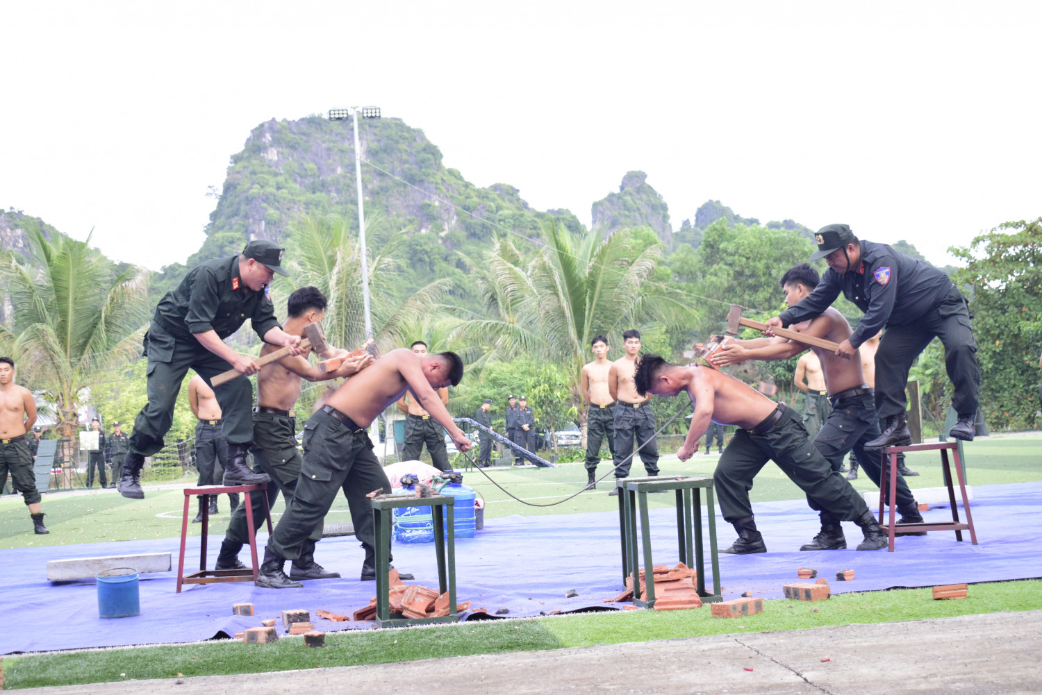 man bieu dien khi cong cua luc luong canh sat co dong