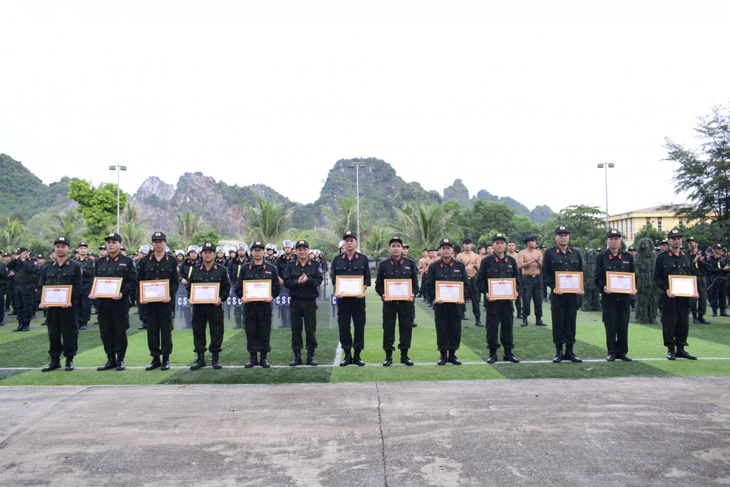 trao giay khen cua giam doc cong an tinh cho cac ca nhan co thanh tich xuat sac trong cong tac huan luyen nghiep vu canh sat co dong nam 2023