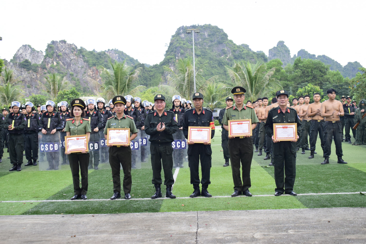 trao giay khen cua giam doc cong an tinh cho cac tap the co thanh tich xuat sac cong tac huan luyen nghiep vu canh sat co dong nam 2023