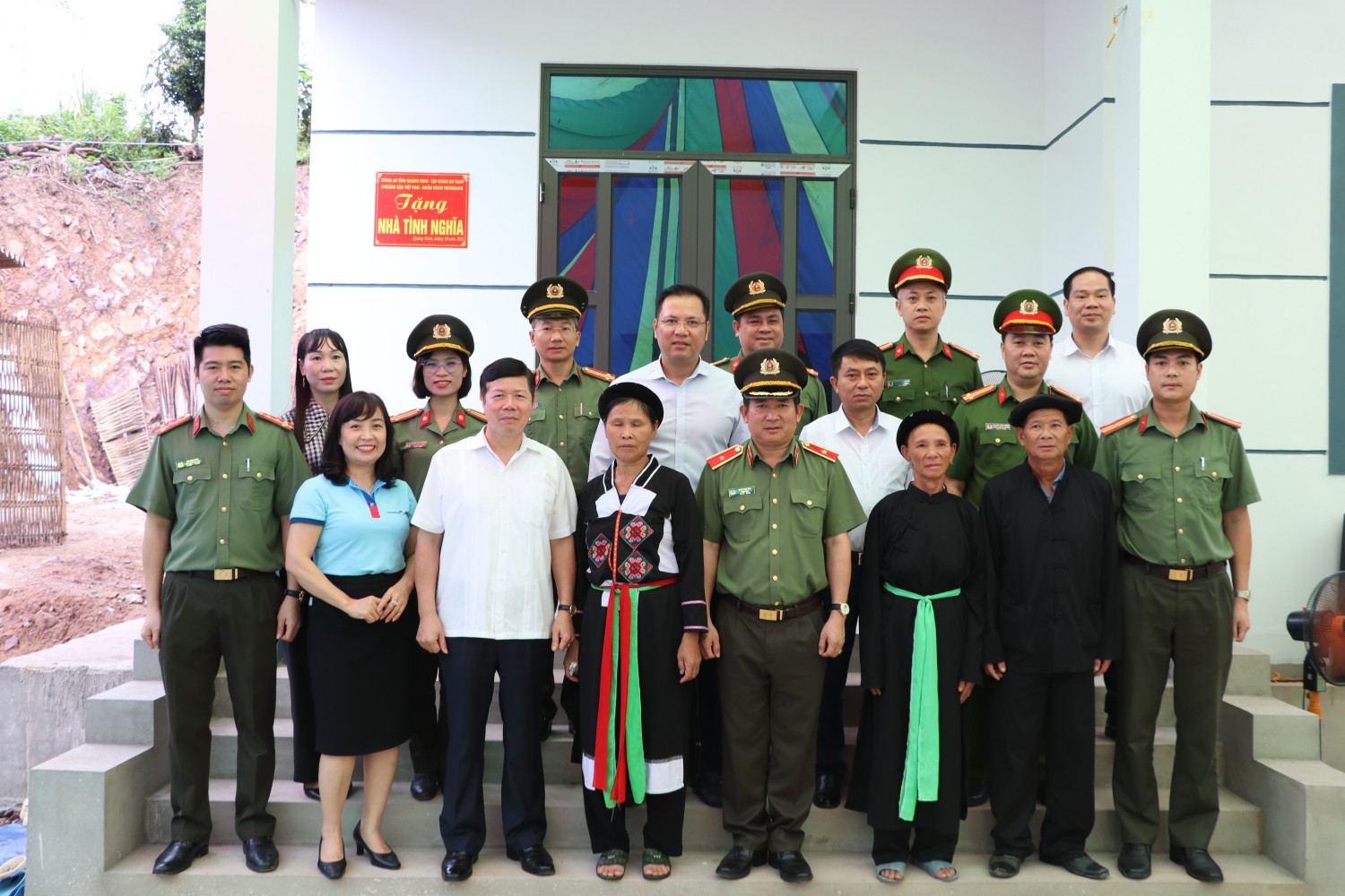 cac dai bieu chup hinh luu niem ngay sau le khanh thanh