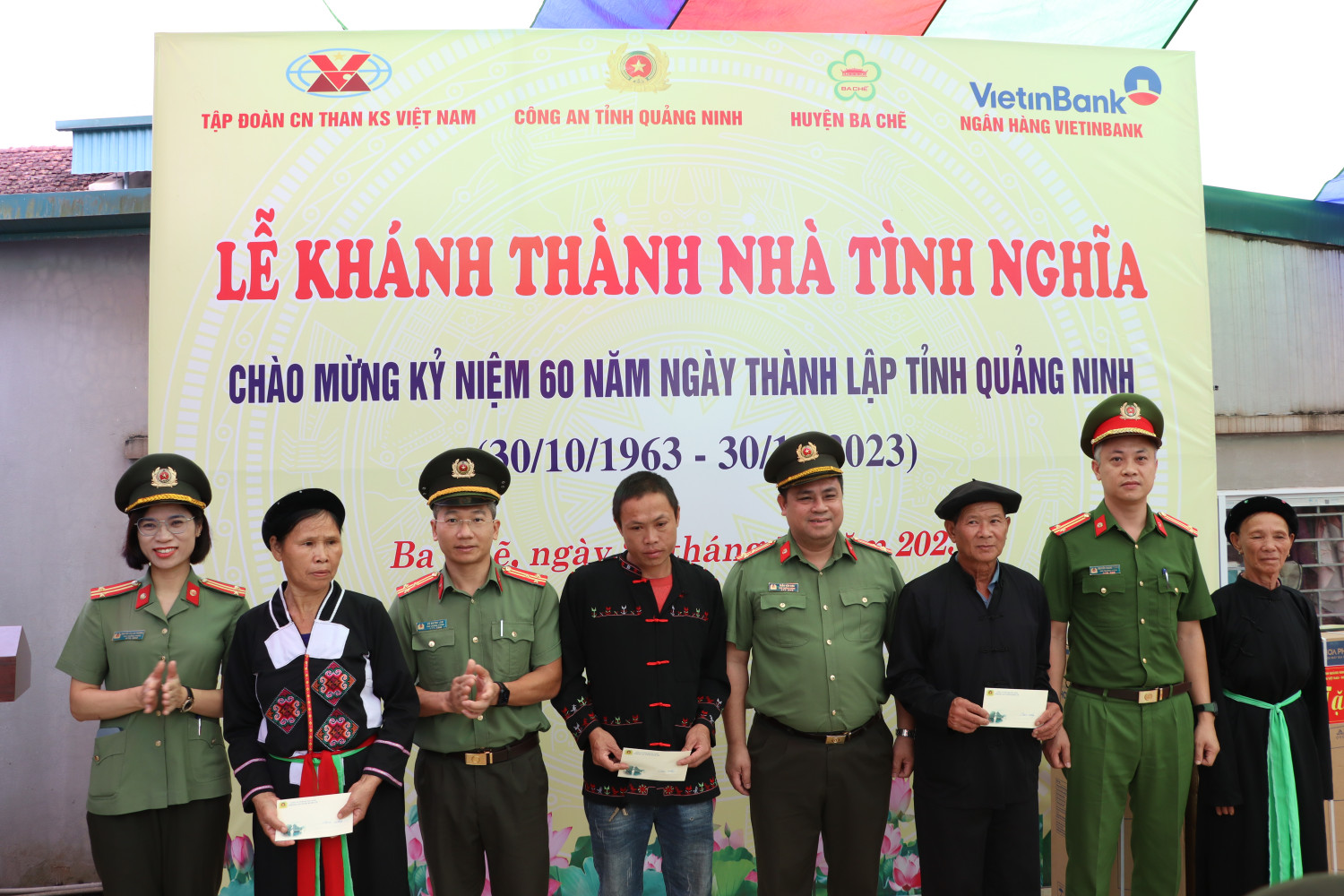 cac phong nghiep vu cong an tinh trao qua tang cac ho gia dinh