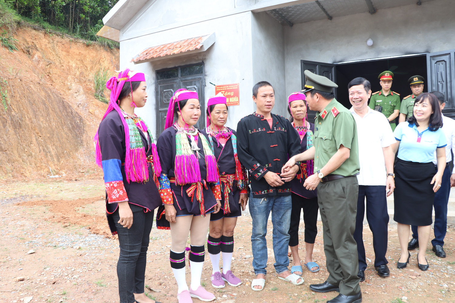 dong chi thieu tuong dinh van noi chuc mung cac ho gia dinh da duoc ban giao nha moi