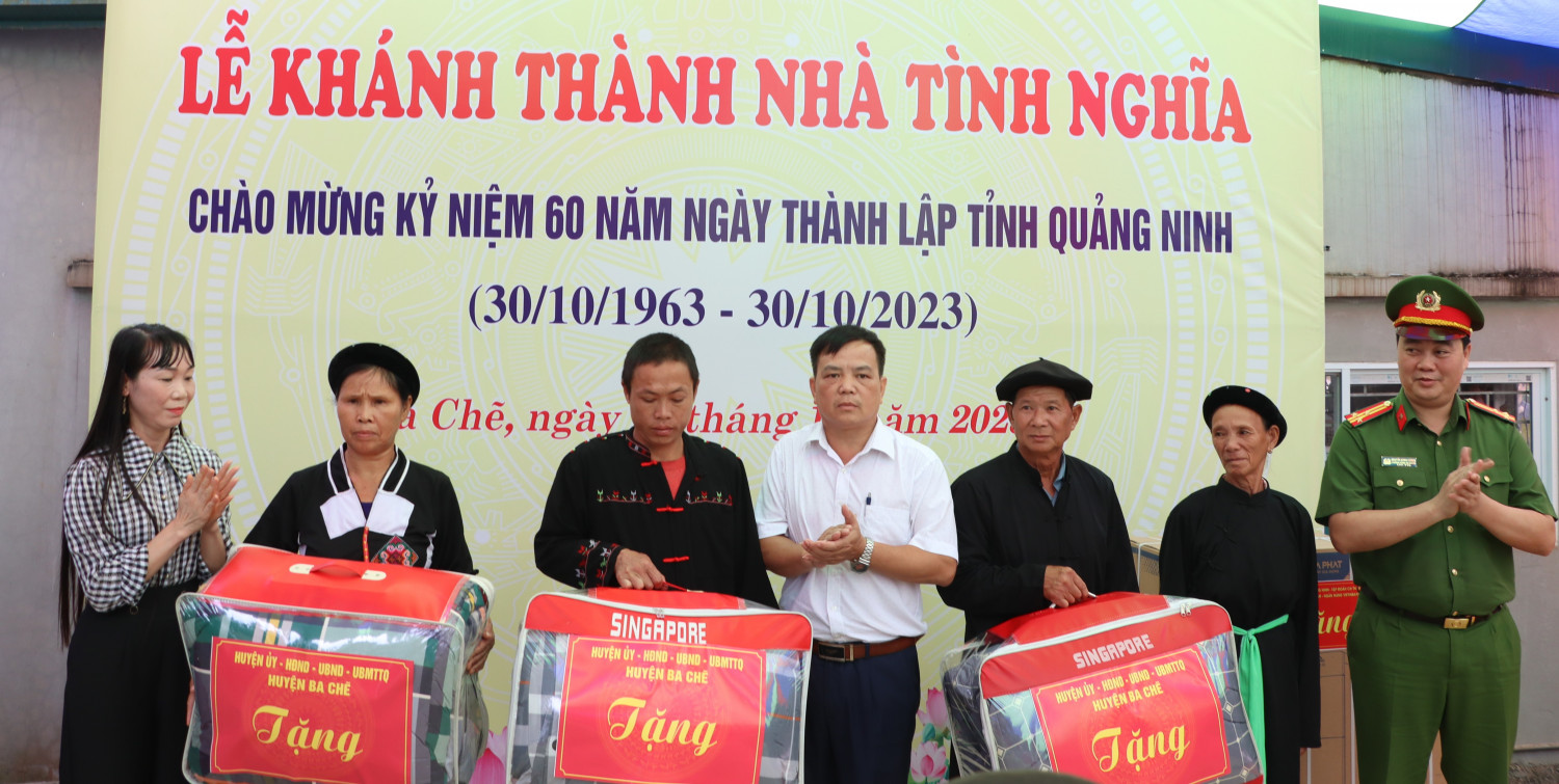lanh dao huyen ba che trao qua cho cac ho gia dinh