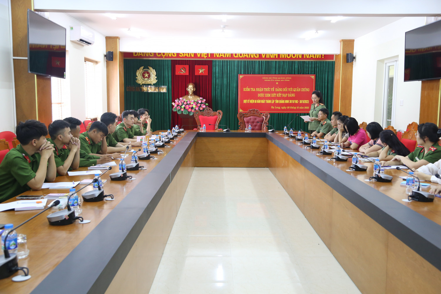 Quang cảnh buổi kiểm tra nhận thức về Đảng đối với quần chúng được xem xét kết nạp