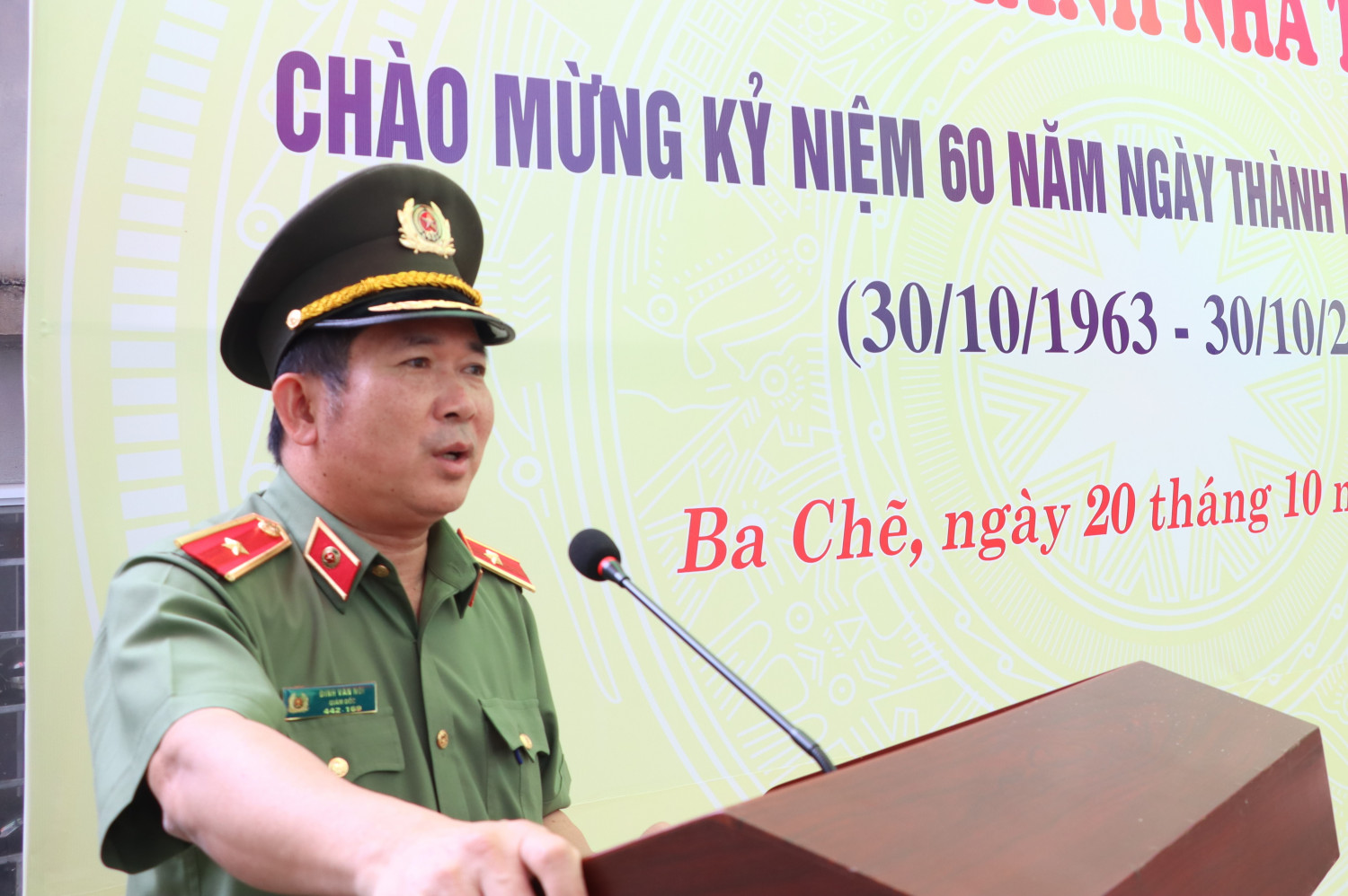 thieu tuong dinh van noi giam doc cong an tinh phat bieu chuc mung cac ho gia dinh