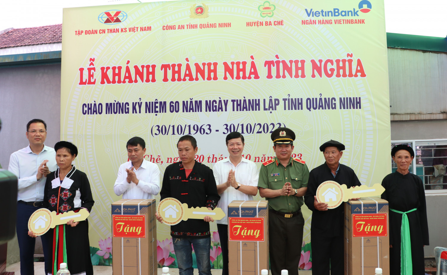 Trao chìa khóa tượng trưng bản giao nhà ở và quà tặng cho các hộ gia đình