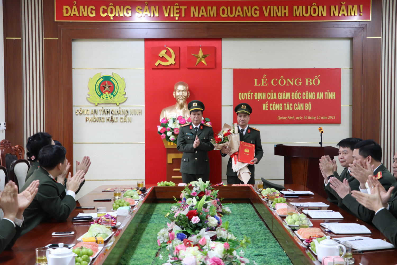 Đại tá Vũ Thanh Tùng, Phó Giám đốc Công an tỉnh trao quyết định điều động, bổ nhiệm Thượng tá Đào Xuân Tiến đến nhận công tác và giữ chức vụ Phó Trưởng phòng Hậu cần, Công an tỉnh, kiêm Giám đốc Nhà nghỉ dưỡng 368