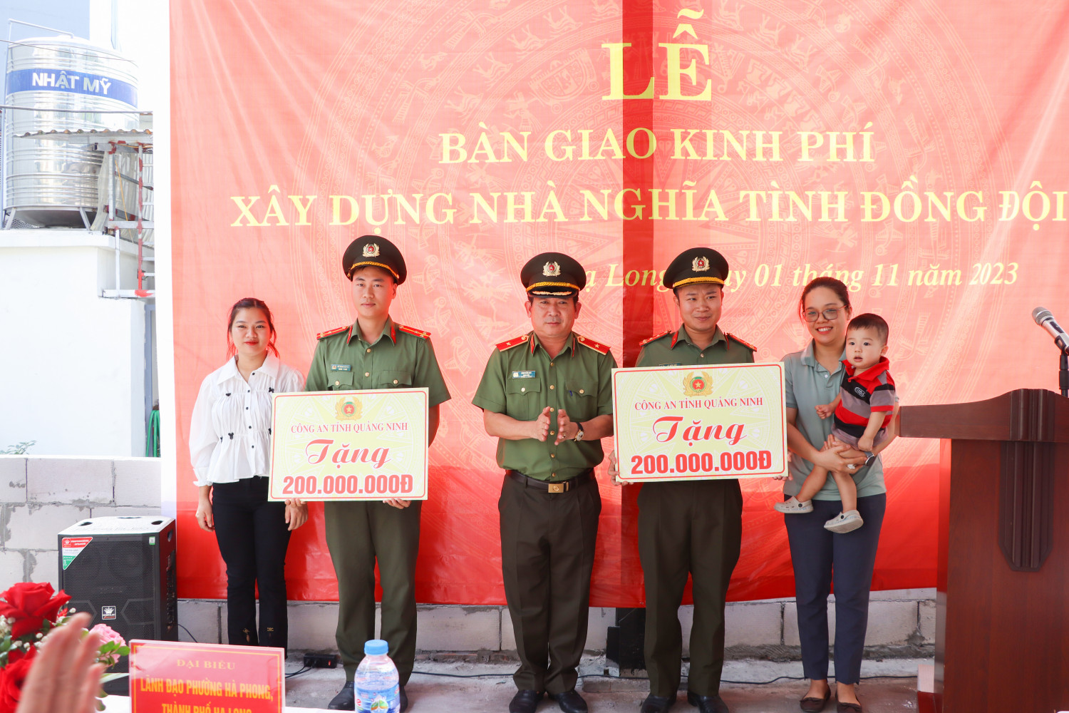 Thiếu tướng Đinh Văn Nơi trao kinh phí xây dựng nhà nghĩa tình đồng đội cho gia đình Đại úy Lê Văn Đức và Thượng úy Đỗ Minh Hoàng