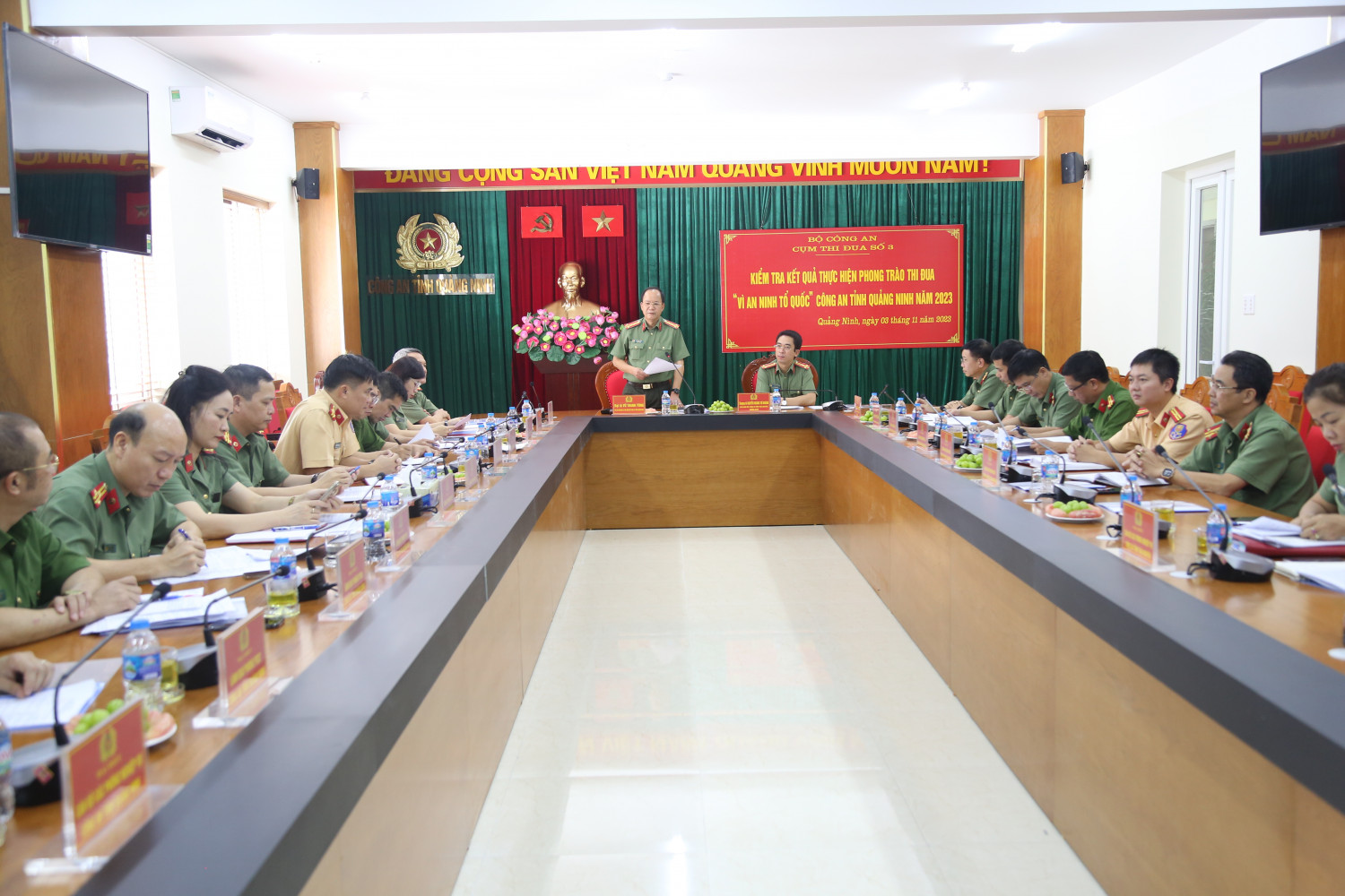 Quang cảnh buổi làm việc