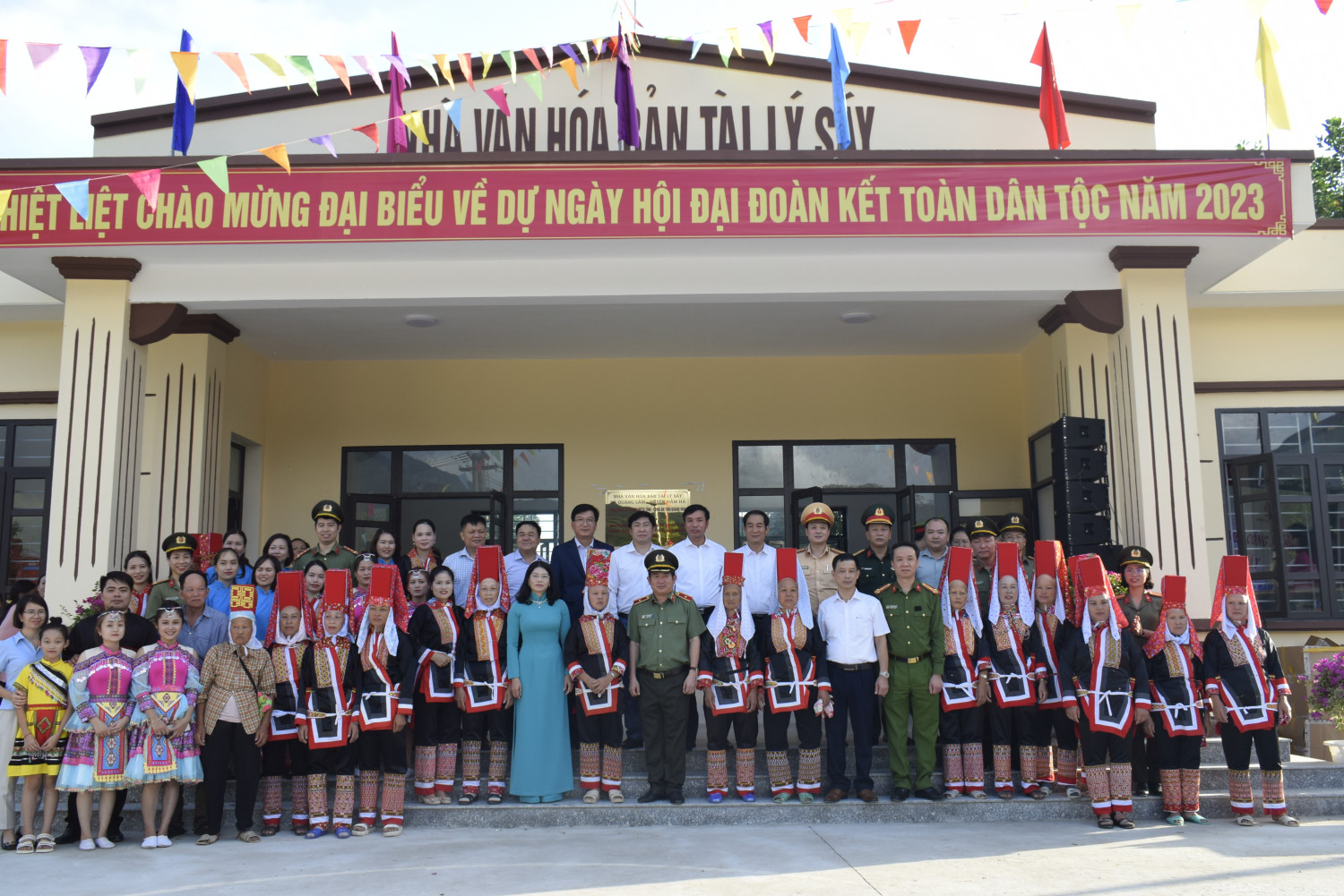 Các đại biểu chụp ảnh lưu niệm cùng nhân dân xã Quảng Lâm nhân dịp khánh thành Nhà Văn hoá bản Tài Lý Sáy