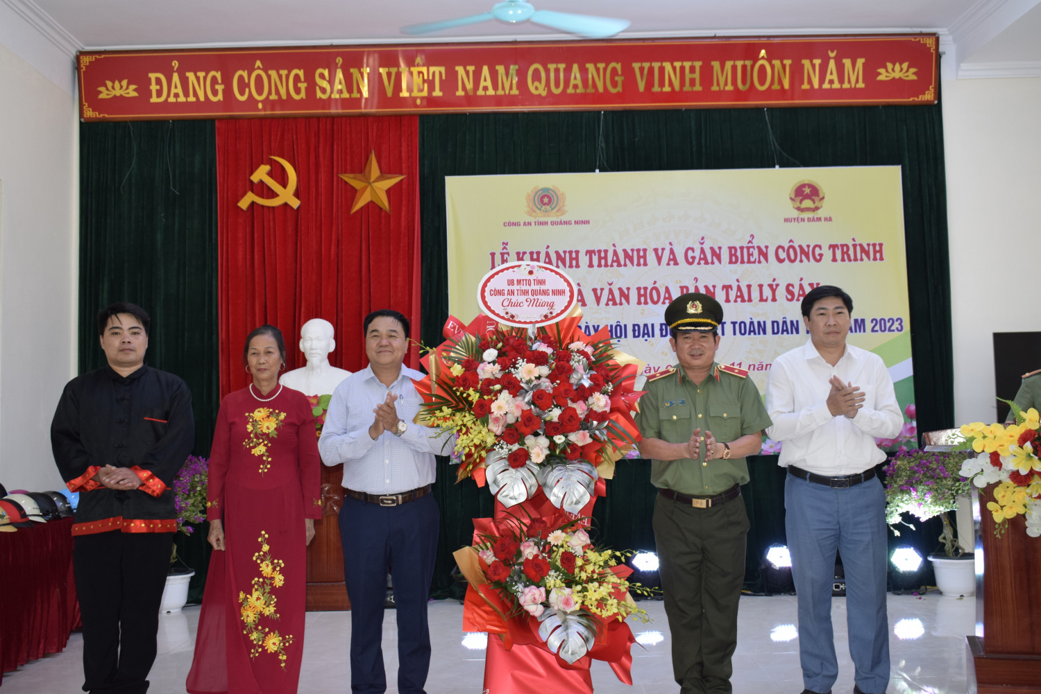 lanh dao ban dan van tinh uy va cong an tinh tang hoa chuc mung cap uy chinh quyen va nhan dan xa quang lam
