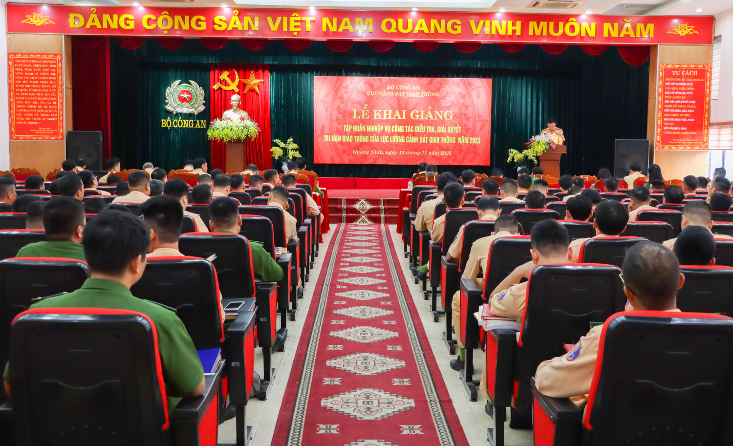 Quang cảnh lễ khai mạc