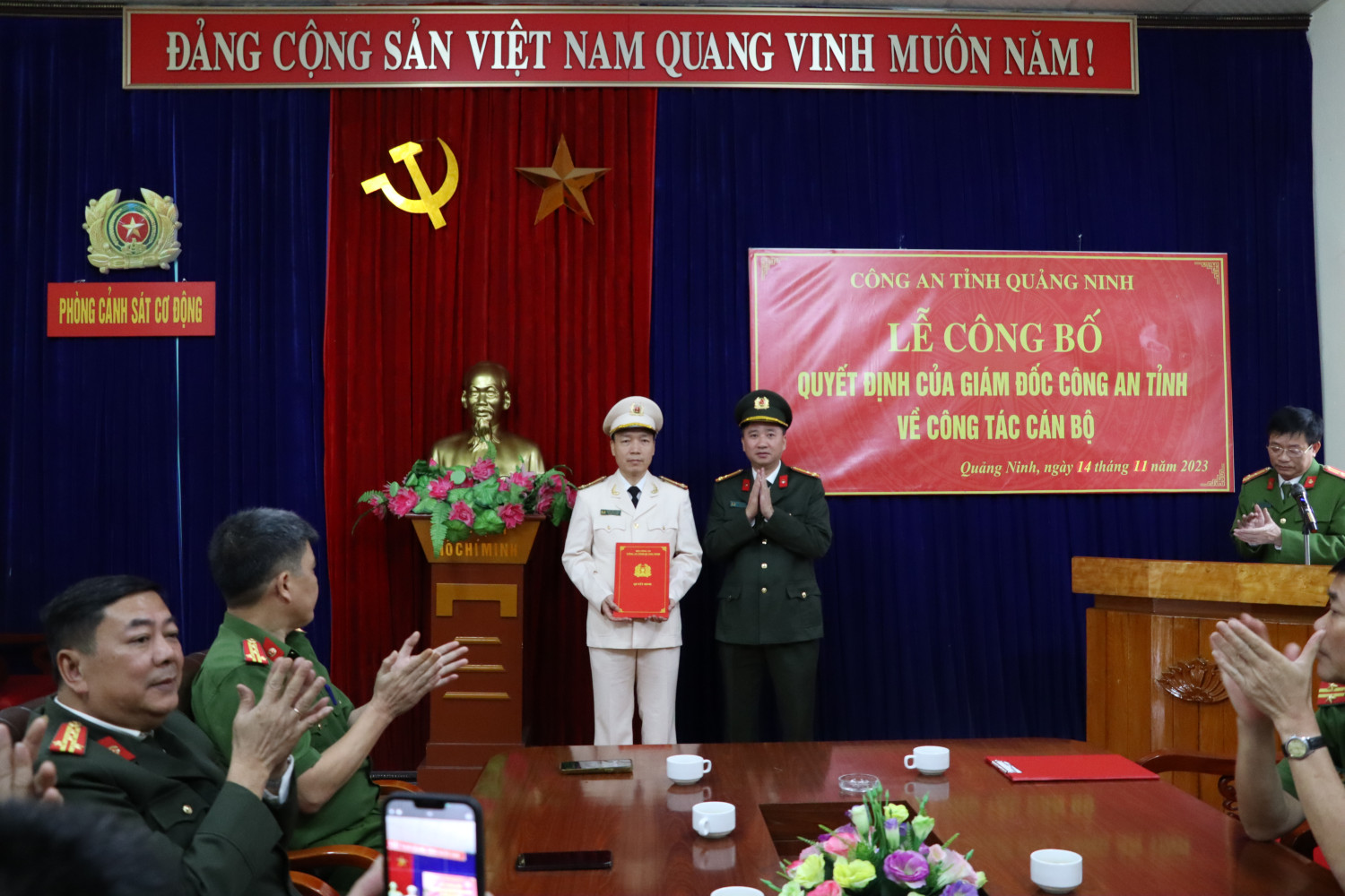 Thừa uỷ quyền của Giám đốc Công an tỉnh, Thượng tá Trần Quang Tuấn, Uỷ viên Ban Thường vụ Đảng uỷ, Trưởng phòng Tổ chức cán bộ trao quyết định điều động đồng chí Thượng tá Đặng Văn Cường giữ chức vụ Phó trưởng phòng Cảnh sát cơ động