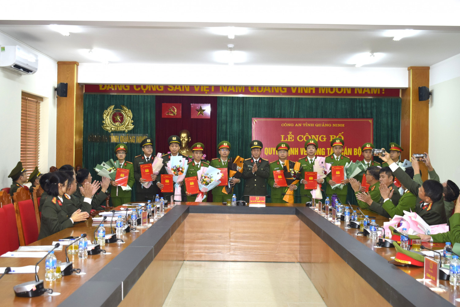 Đại tá Vũ Thanh Tùng, Phó Giám đốc Công an tỉnh trao quyết định tiếp nhận và phân công cán bộ đang công tác tại các đơn vị trực thuộc Bộ Công an đến nhận công tác tại Công an xã biên giới trên địa bàn tỉnh.