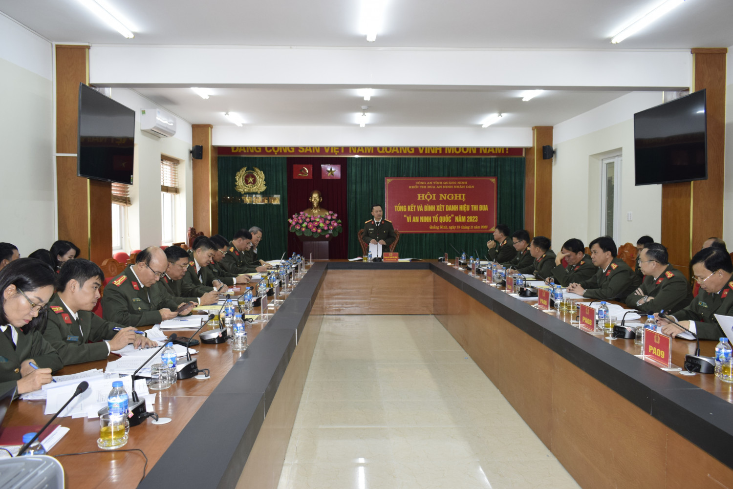 Thượng tá Phạm Văn Dũng, Phó Giám đốc Công an tỉnh đánh giá nhận xét kết quả thực hiện phong trào thi đua khối An ninh nhân dân