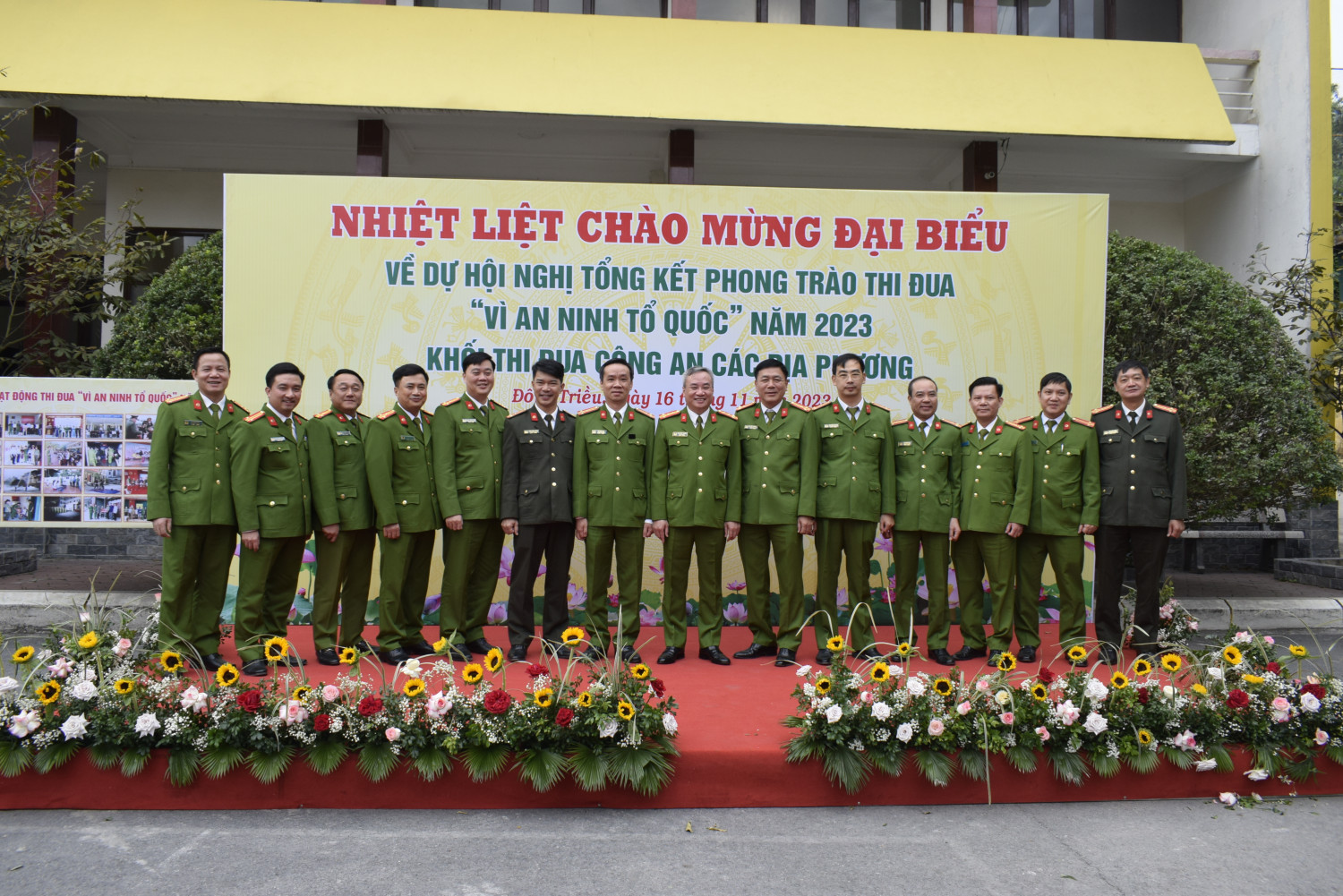 Đại tá Nguyễn Thuận, Phó Giám đốc Công an tỉnh chụp ảnh lưu niệm cùng lãnh đạo Công an các địa phương