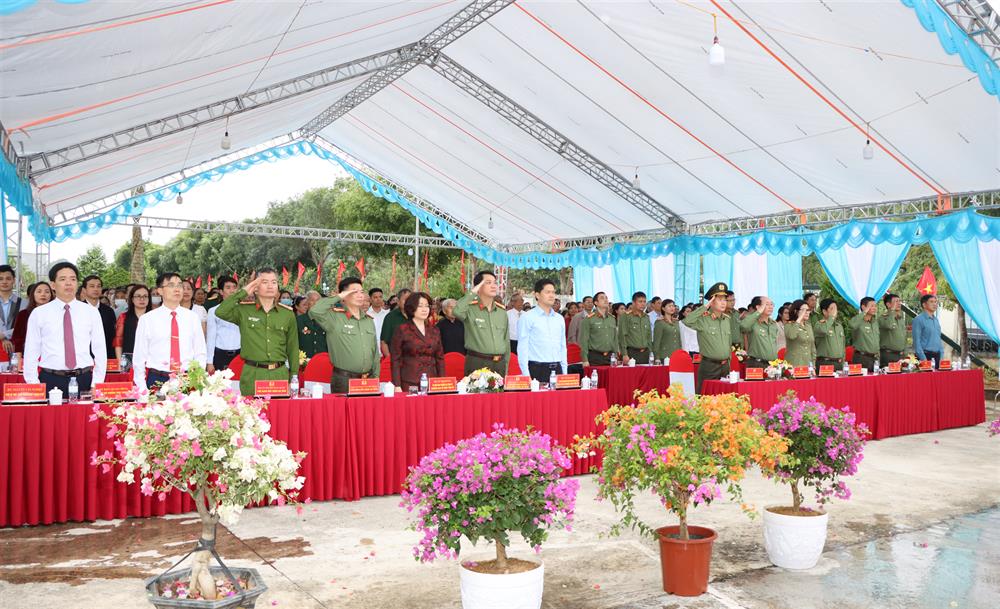 cac dai bieu va nhan dan thuc hien nghi le chao co to quoc tai ngay hoi