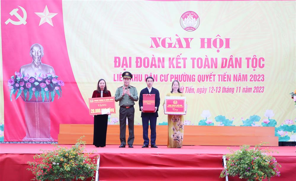 dong chi thu truong truong bcd thuc hien phong trao toan dan bvantq trung uong tang qua cap uy chinh quyen phuong quyet tien