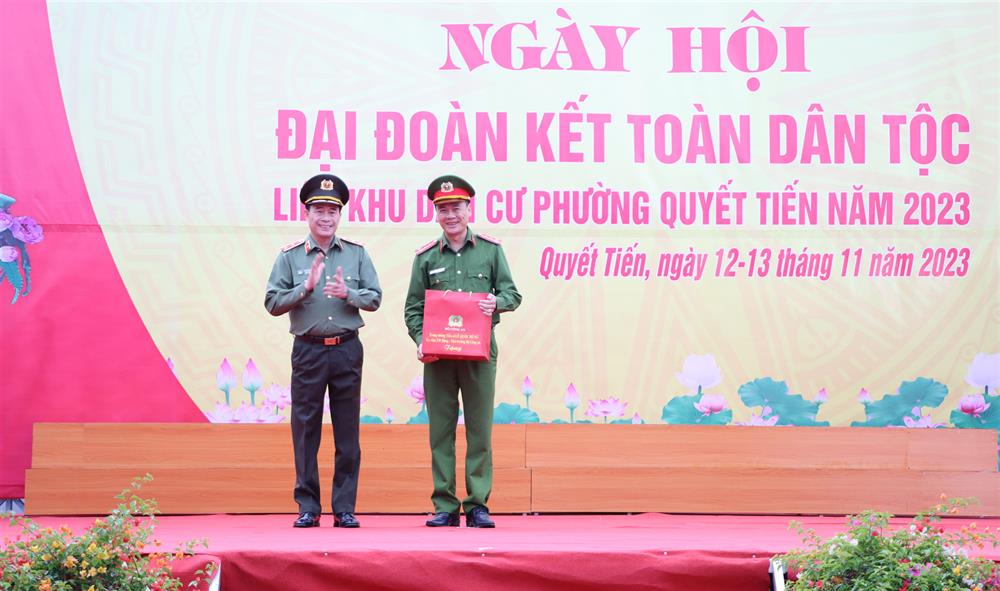 dong chi thu truong truong bcd thuc hien phong trao toan dan bvantq trung uong tang qua cong an phuong quyet tien