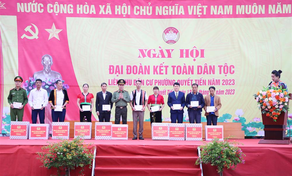 tang qua cho 10 tap the ca nhan co thanh tich xuat sac trong phong trao toan dan bao ve antq phuong quyet tien
